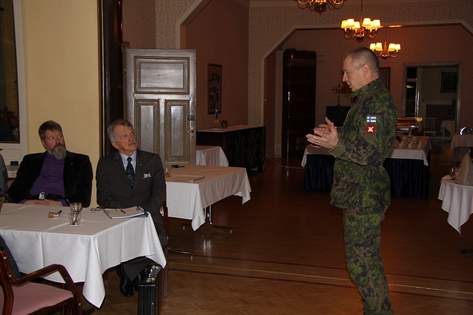 Prikaatikenraalin Hulkon esitelmää kuuntelemassa tarkkana puheenjohtaja ja hallituksen jäsen Matti Salmela.
